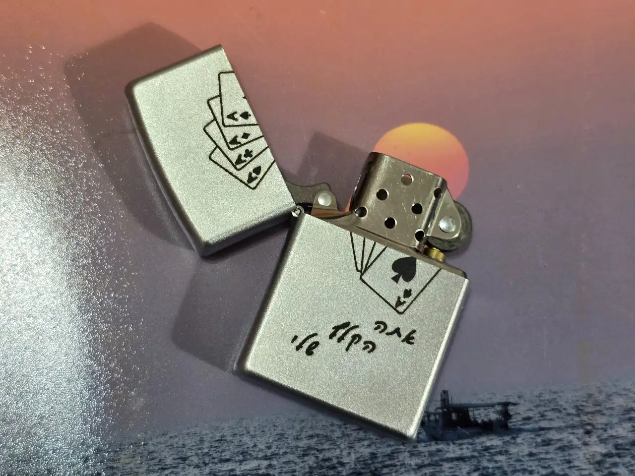 "Zippo" מצית zippo (זיפו) ישן ואיכותי כנראה ממהדורה מוגבלת, חדש לחלוטין באריזה. לא נעשה שימוש מעולם. זקוק למילוי. הגיע מאוסף גדול של אספן מצתים.