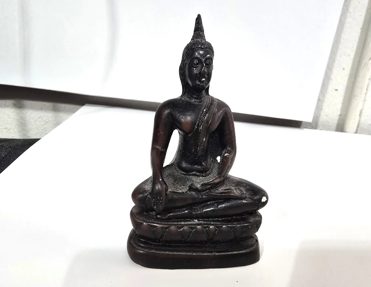 פסלון קטן ונחמד "בודהה" חומר יצוק מידות הבסיס 4 ס'מ גובה 7 ס'מ