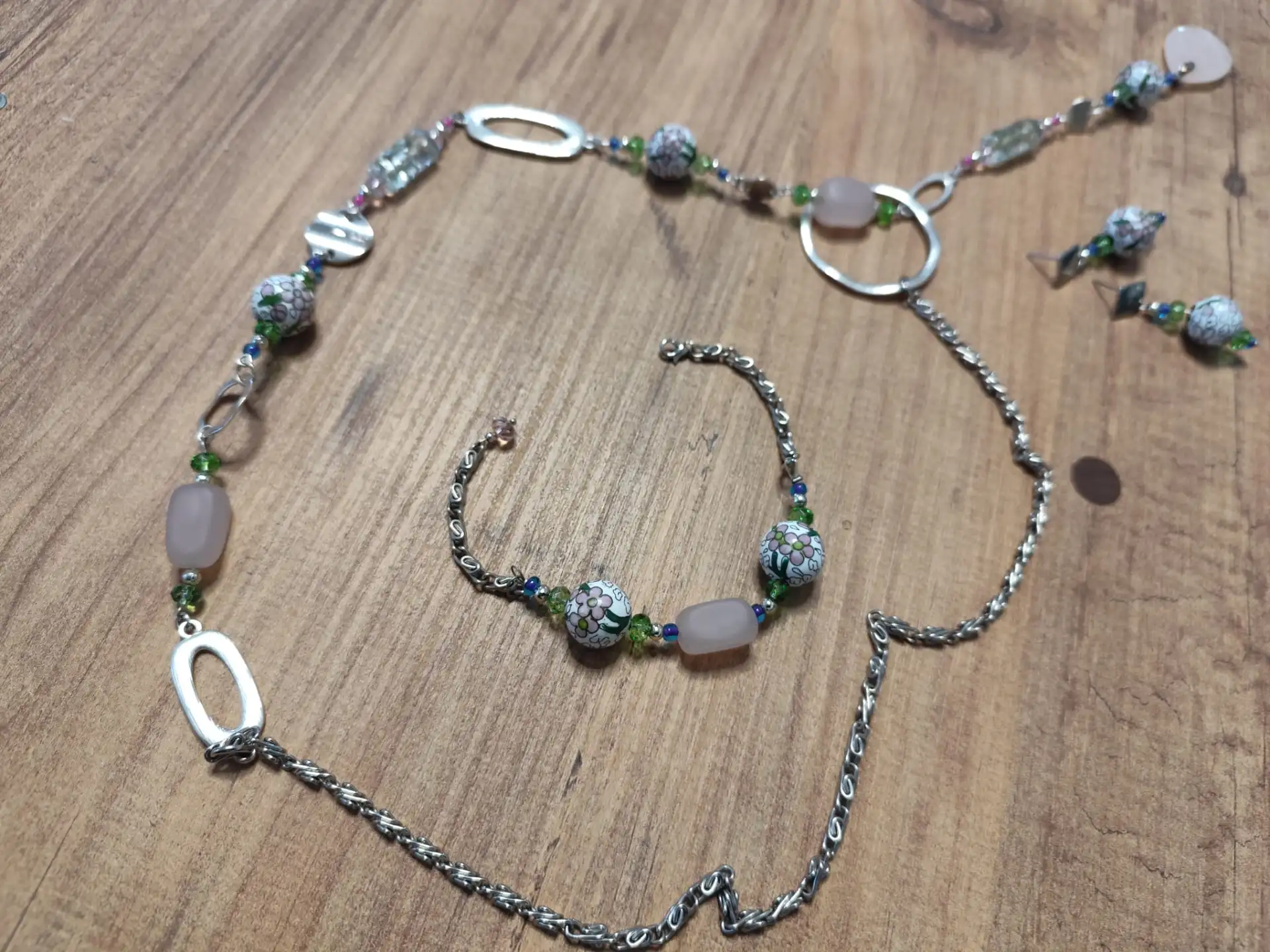 אבני חן עם חרוזי קלוזונא