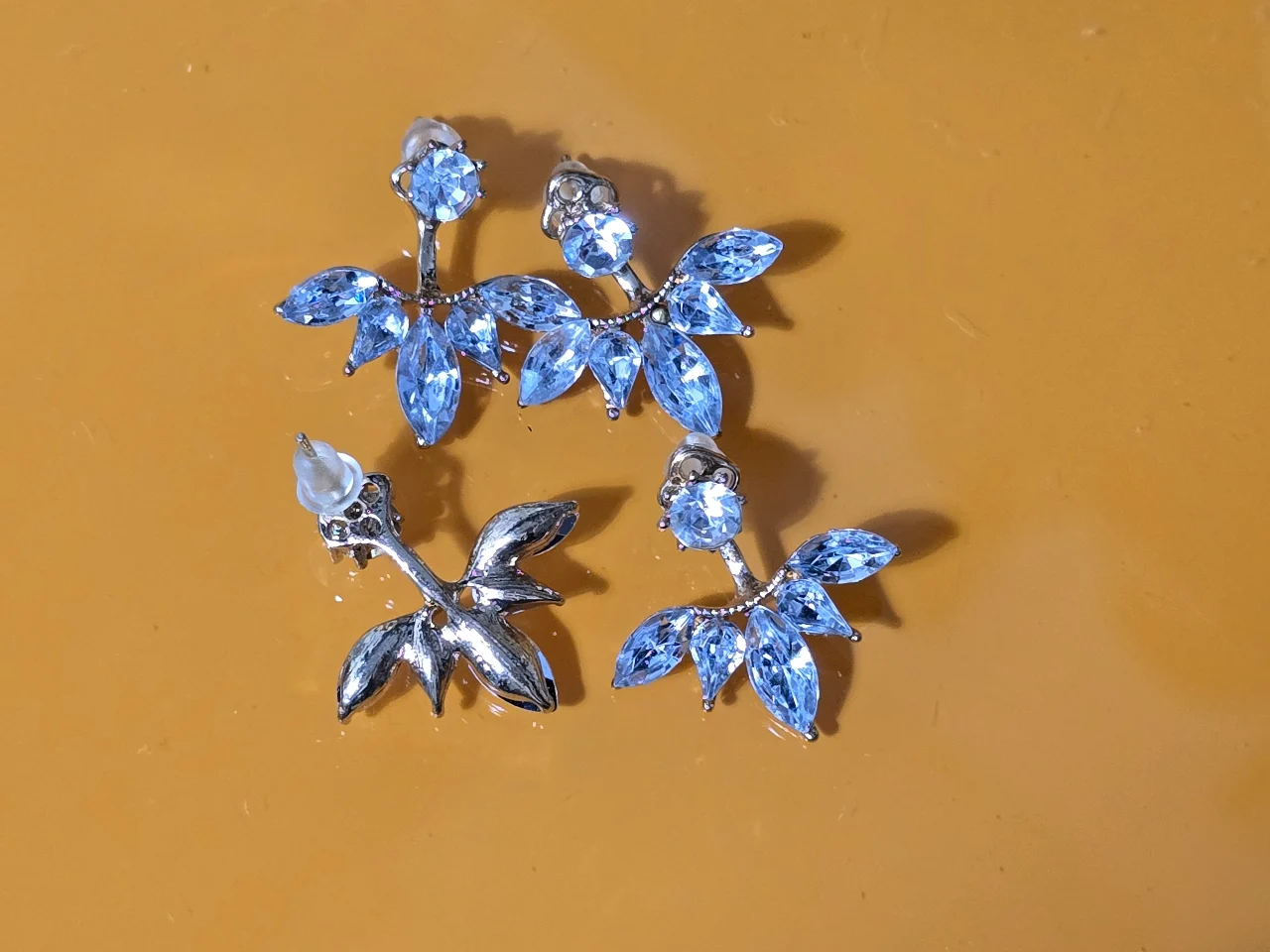 שתיי זוגות עגילים יפים אופנתיים