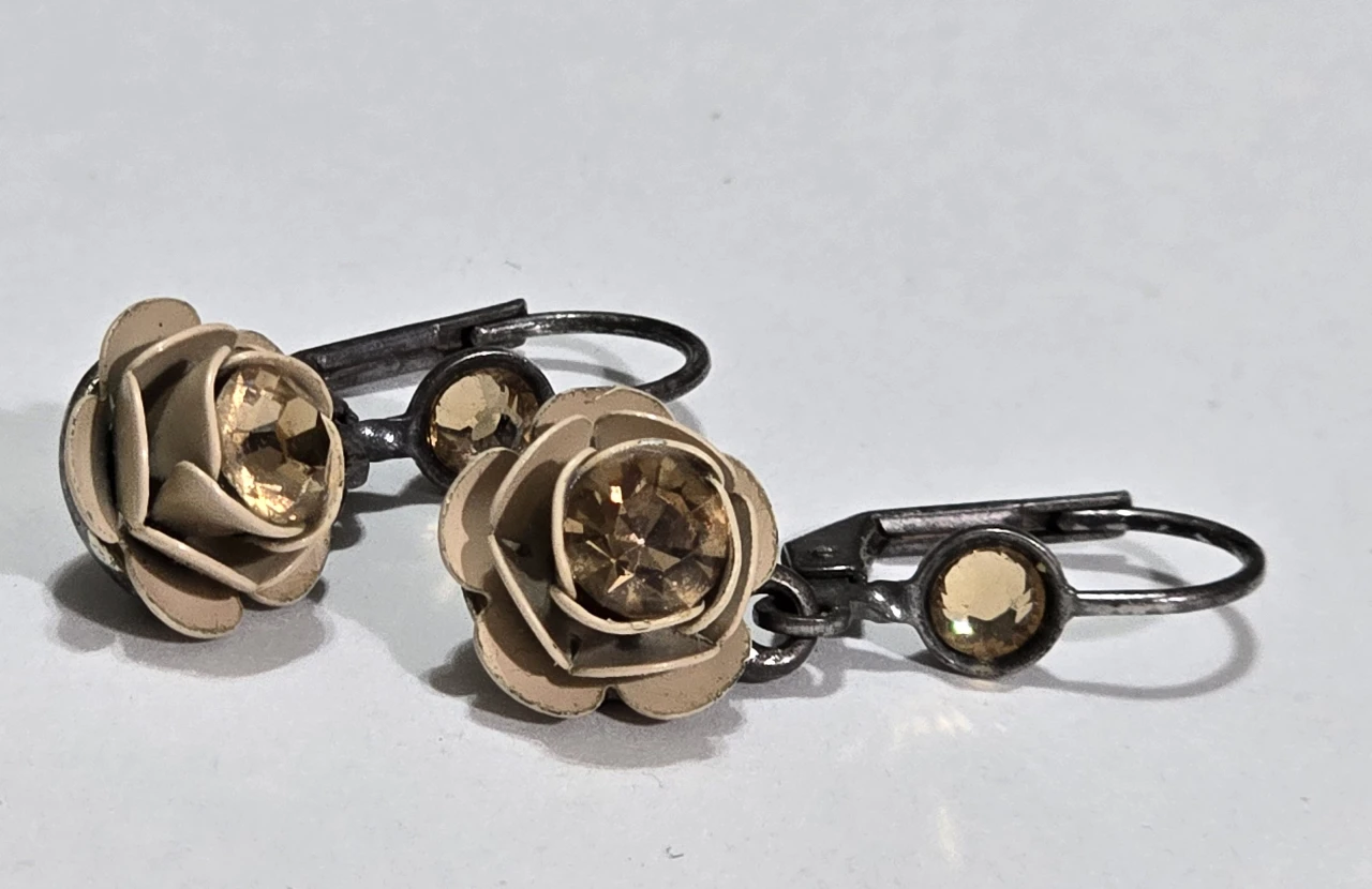 עגילי מיכל נגרין חתומות פרח מהמם ואבן סברובסקי