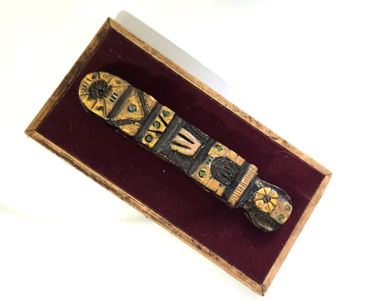 פריט מענין כנראה מזוזה מעוצבת בסגנון אומנותי האות ש במרכז מסמלת את השם שדי' הםריט מונח בתוך קופסת עץ מרופדת  בחלק האחורי מופיעה חתימת האומן ג'ני ברגר ג'ני הייתה אומנית ישראלית שנות ה.60\70 מידות 21 ס'מ אורך והרוחב 11 ס'מ