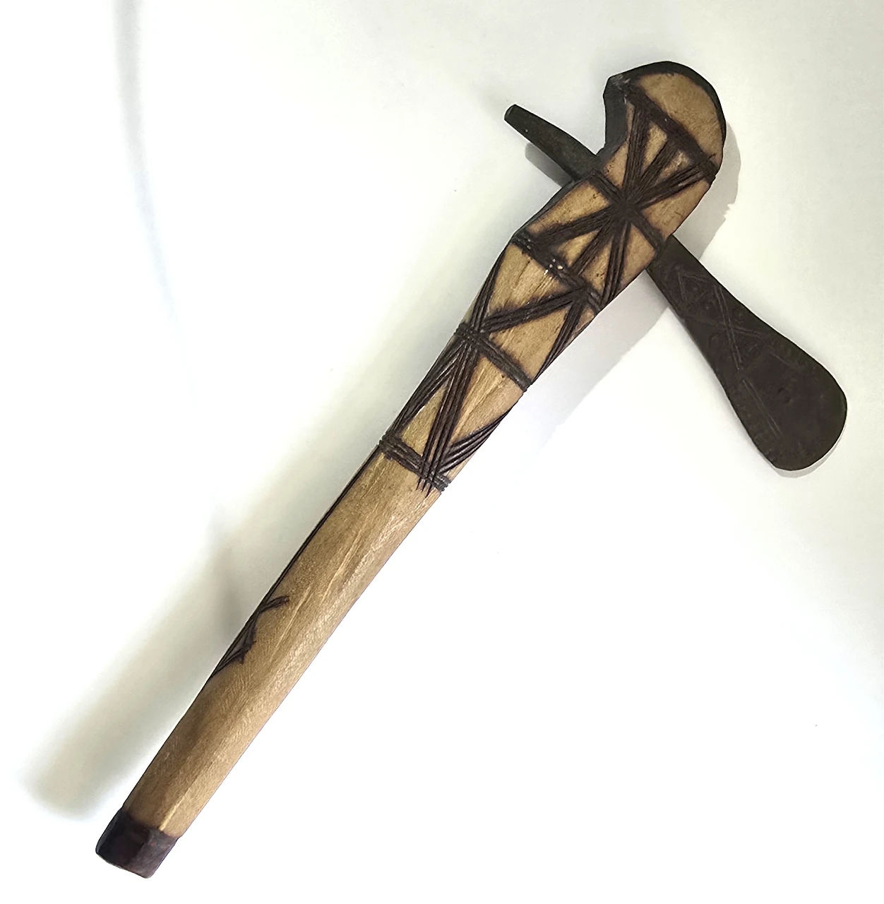 פריט אותנטי ומרשים ממרכז אפריקה דמוי גרזן שלוב מתכת ועץ כנראה פריט פולחני מידות הידית 26 ס'מ מידות הלהב 14 ס'מ