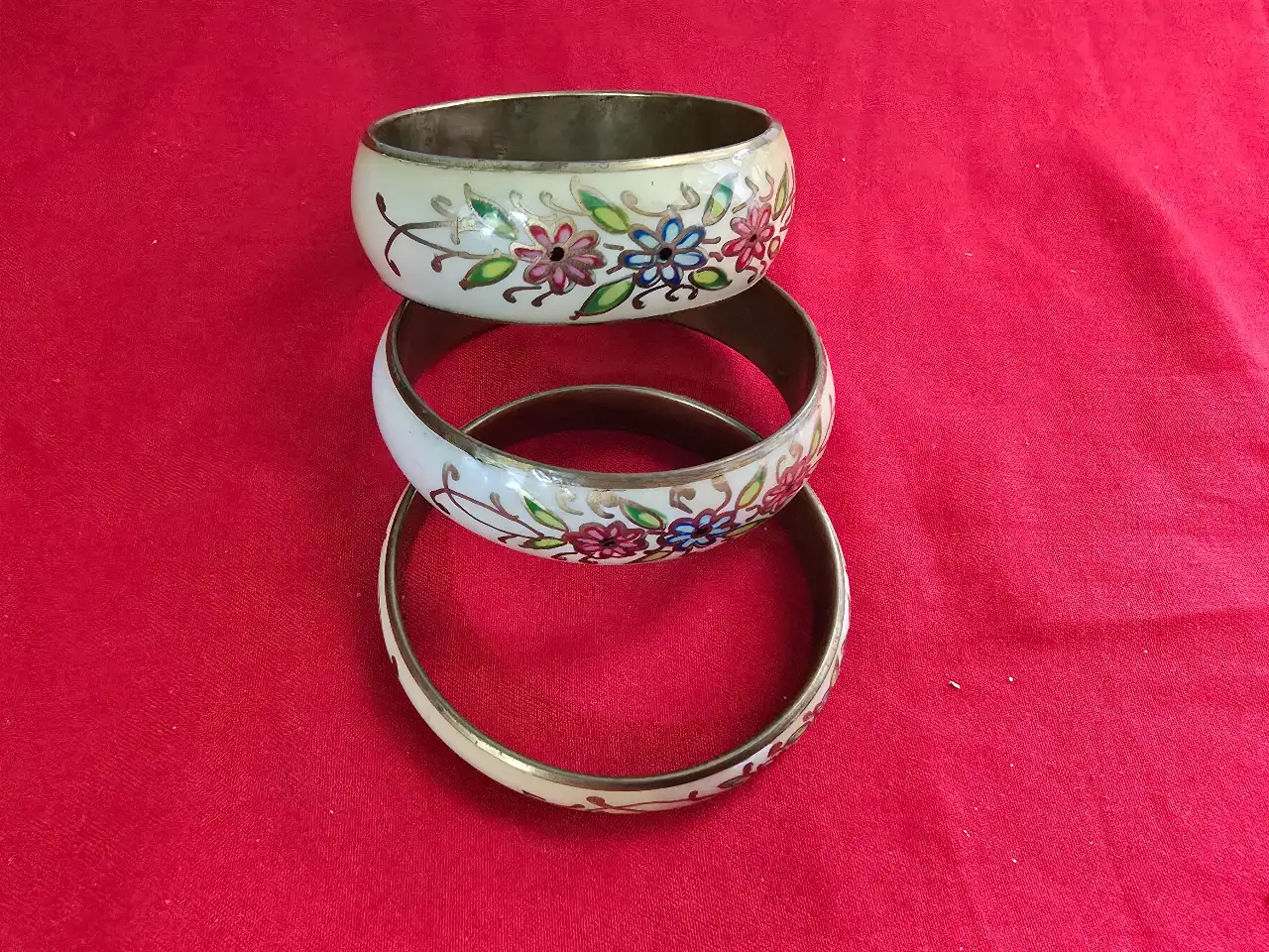 לוט של 3 צמידים צמידי אמייל בדוגמאות של פרחים עשויים מברונזה או פליז ומצופים באמייל