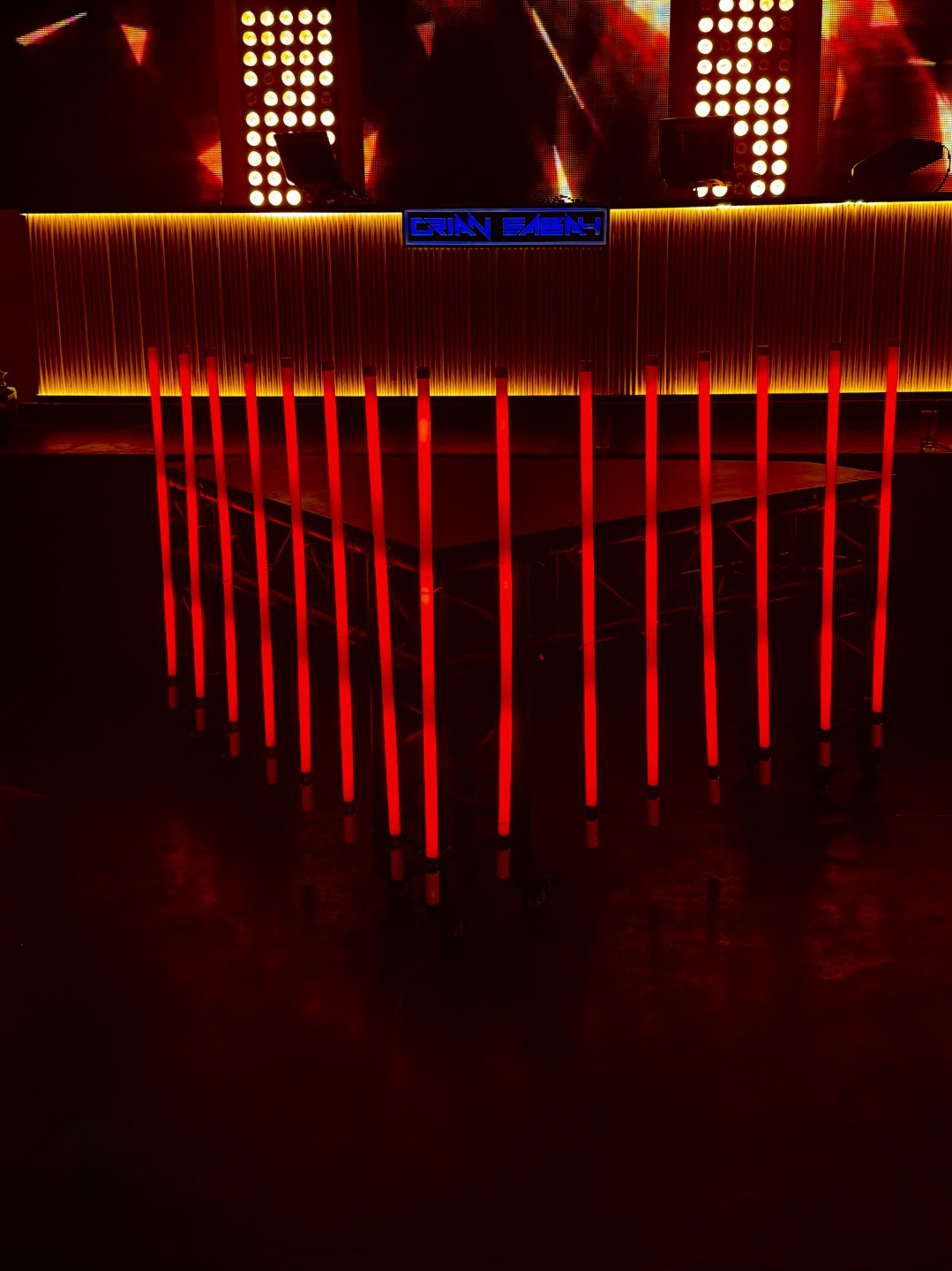 עמדת אפטר פארטי משולשת לדיג׳י.