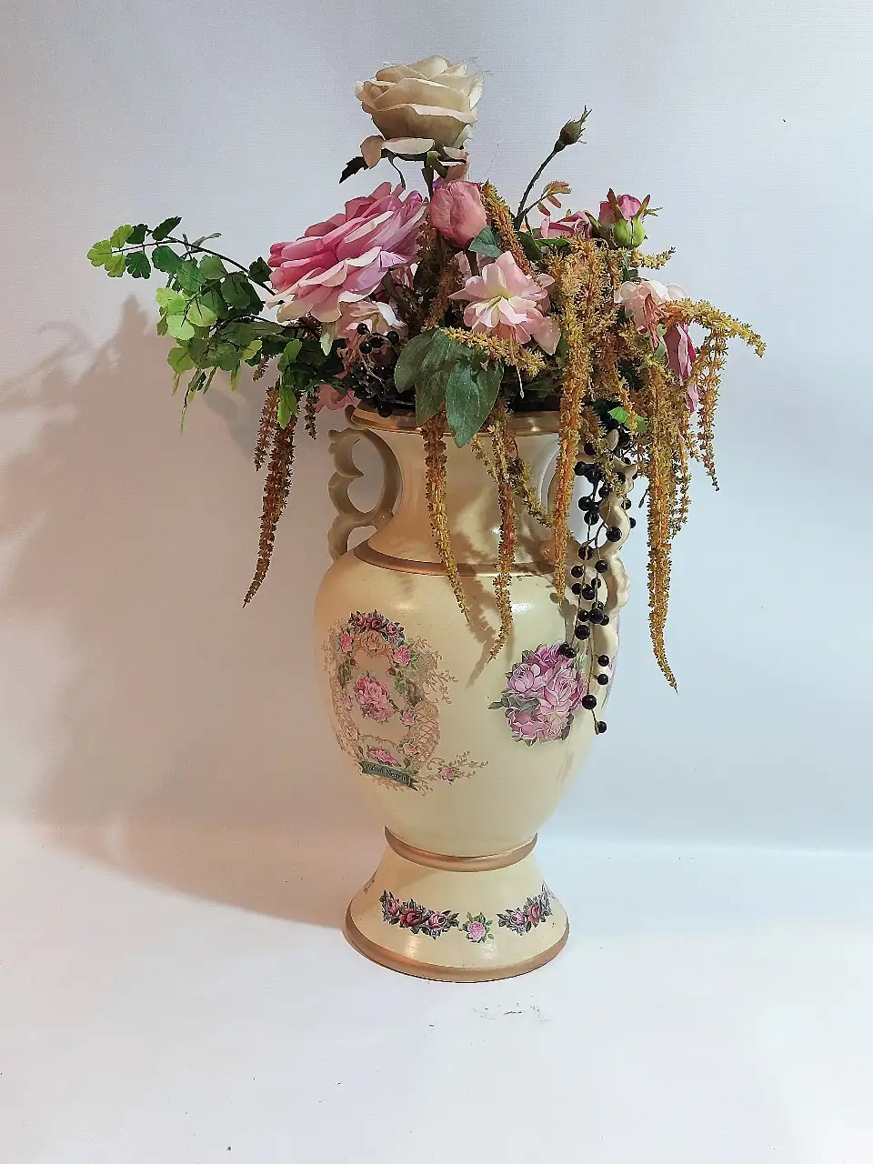 אגרטל גדול ממדים מבית מיכל נגרין מעוטר בפרחים עשוי מקרמיקה