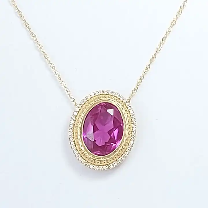 תליון יהלומים זהב מרהיב בעיצוב אבן טורמלין אובלית, משובץ ביהלומים נוצצים בצורת אובל כולל שרשרת .