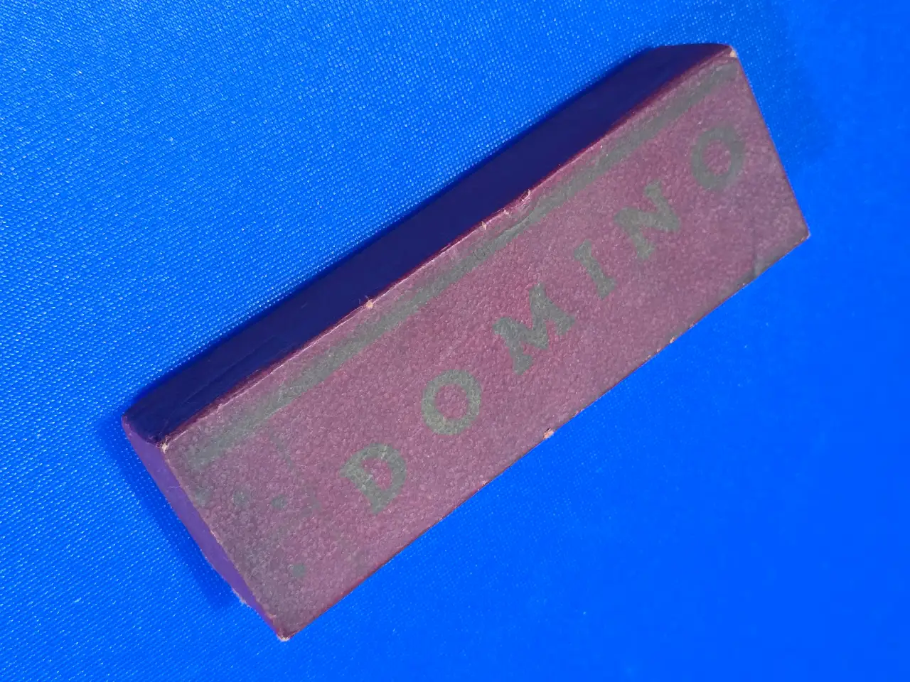 קופסת דומינו ישנה קוביות פלסטיק שימו לב לתמונות קוביה אחת צוירה על קרטון