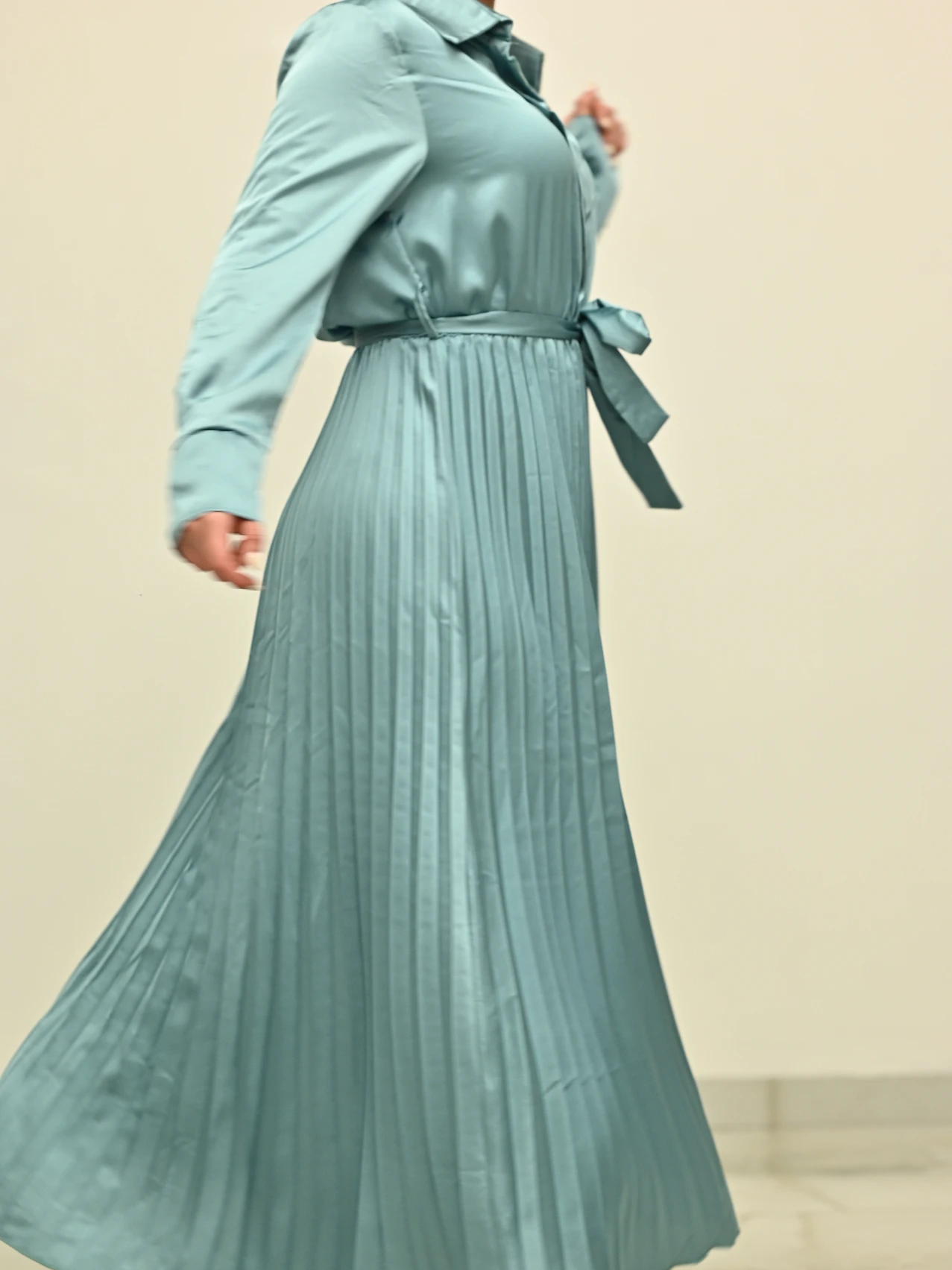 שמלת סאטן פליסה מנטה