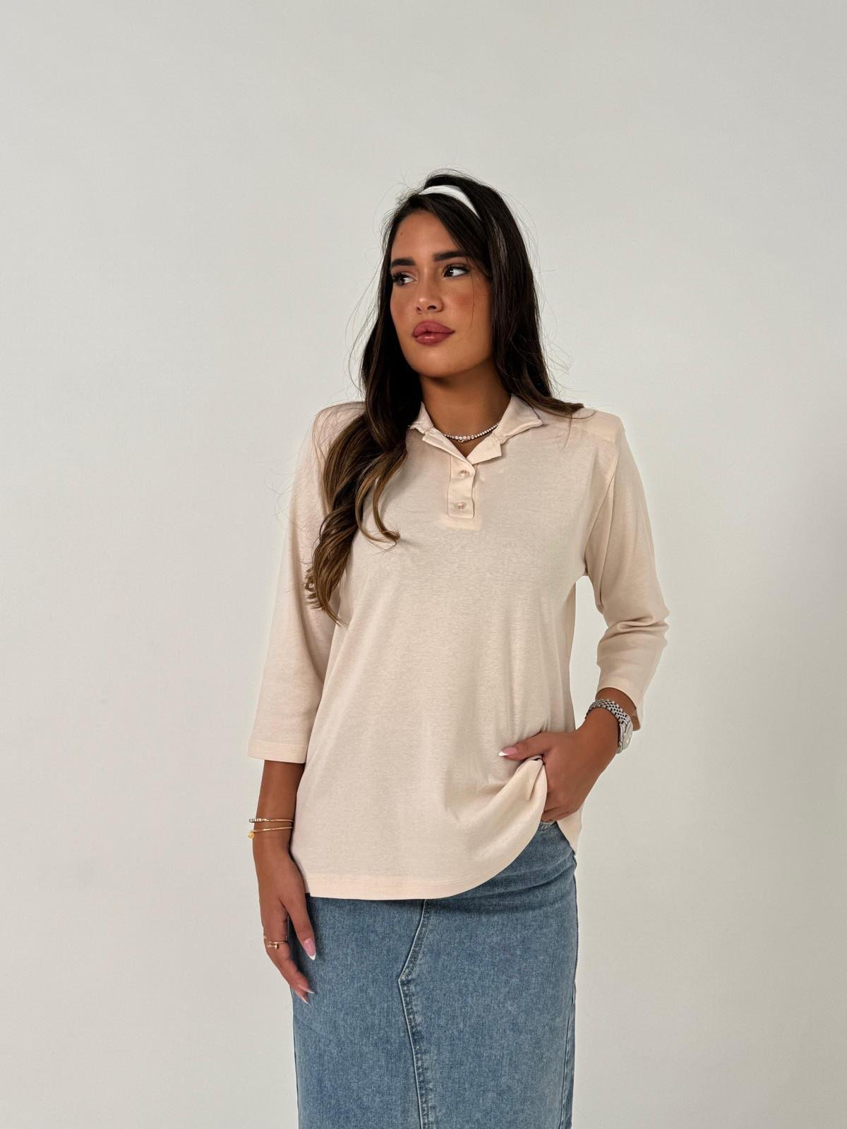 טי שרט כפתורים בז׳