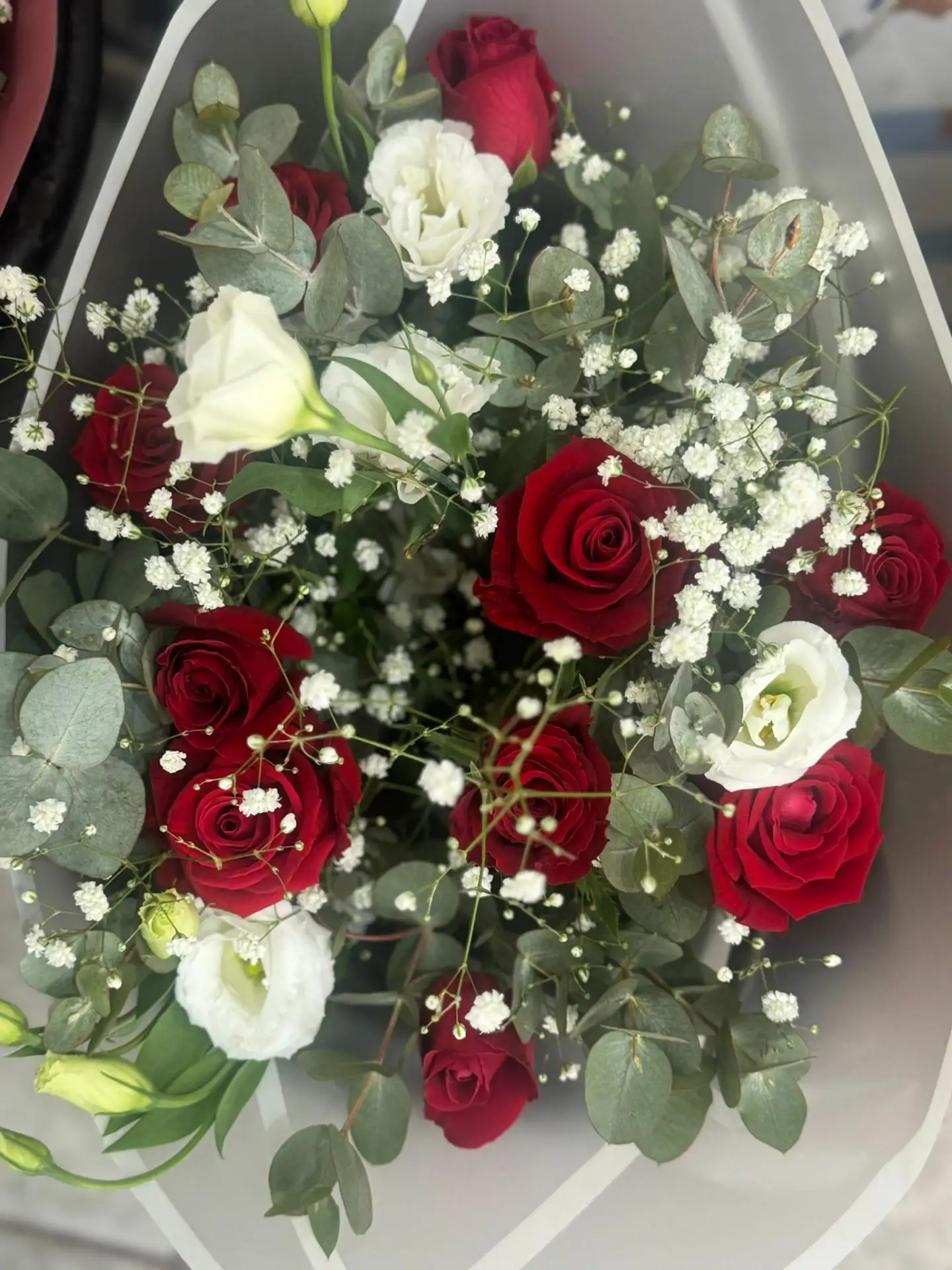 זר ורדים אדום לבן