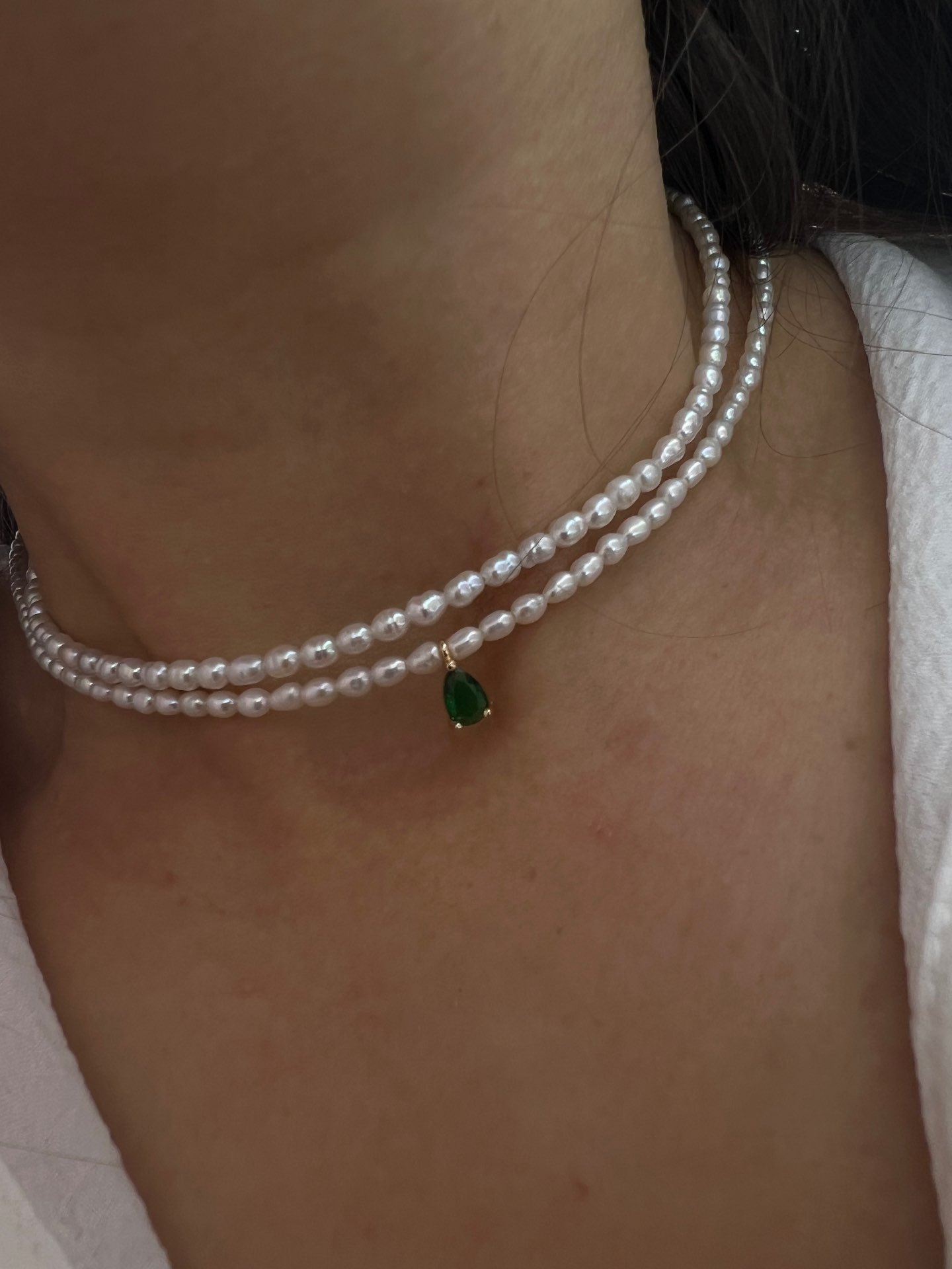 שרשרת פנינת אורז קטנה  בתוספת תליון טיפה ירוקה