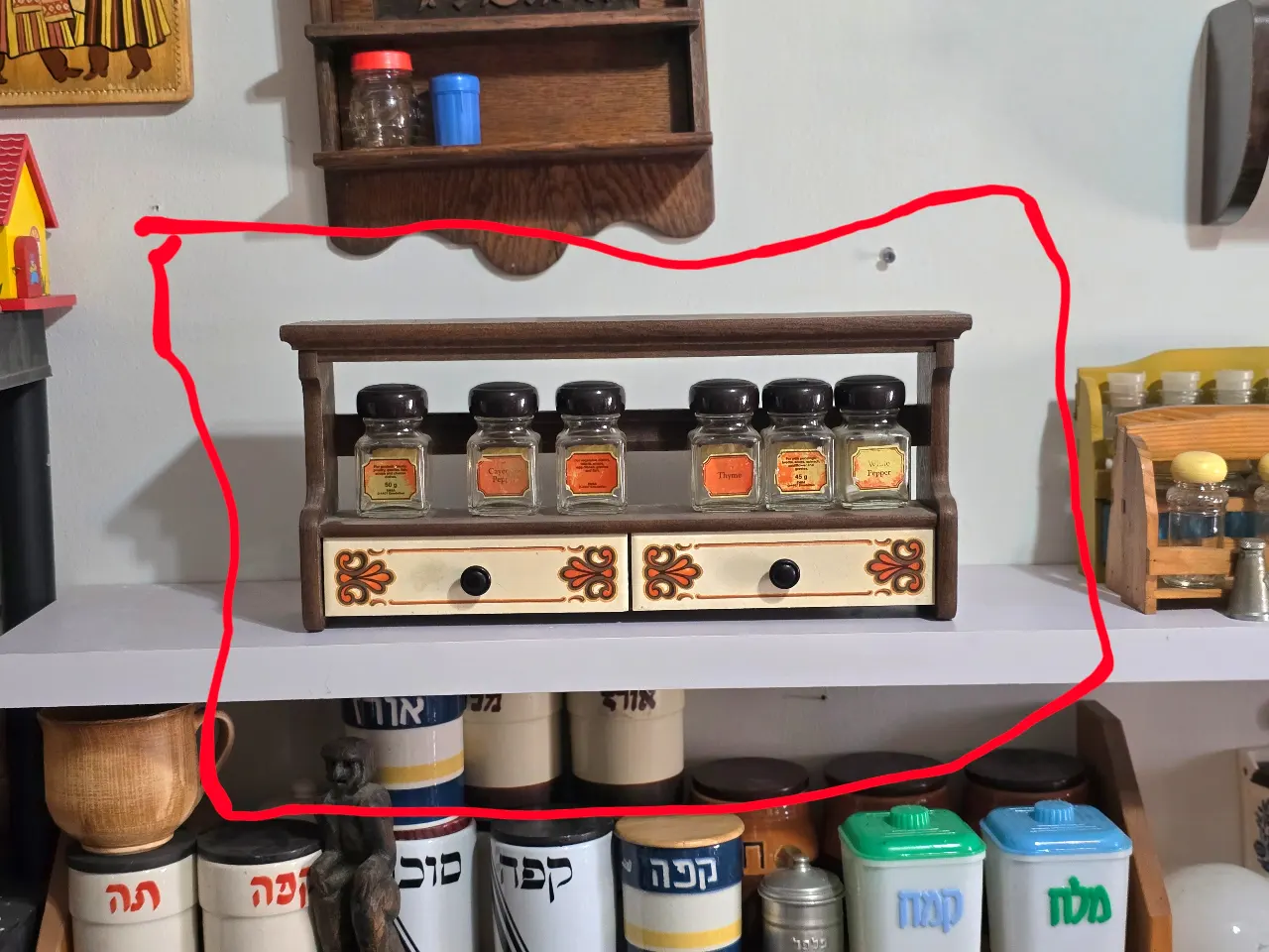 מדף/ארונית לתבלינים ארונית/מעמד לתבלינים מעץ. 2 מדפונים ו-2 מגירות מפלסטיק מעוטרות במדבקות. מידות 22X48 ס"מ הצנצנות תבלינים כלולות