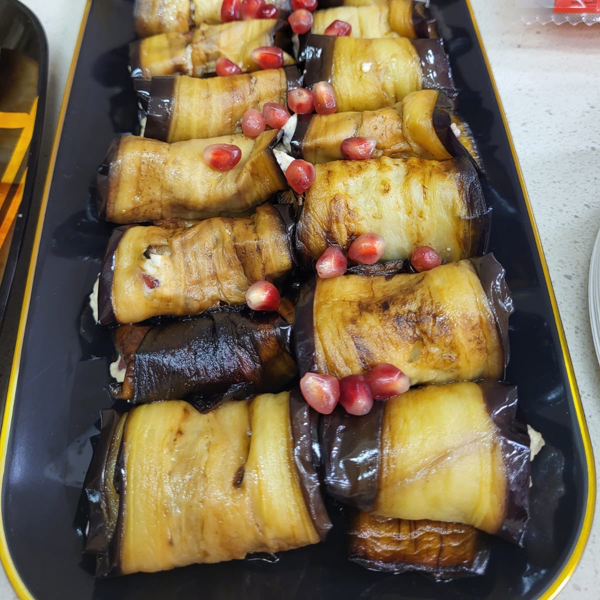 חציל במילוי אגוזי מלך ורימון