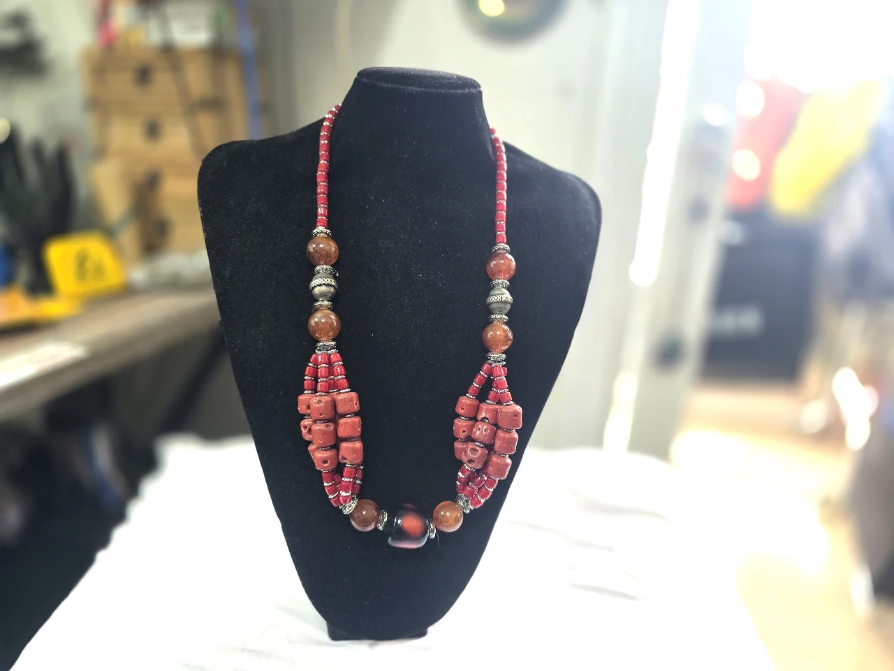 שרשרת חרוזי קוראל אדום בצורת ריבועים ישנם גם אלמנטים מתכתיים שרשרת מרשימה ויפיפיה