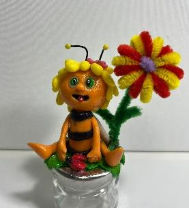 הדבורה מאיה על צנצנת דבש