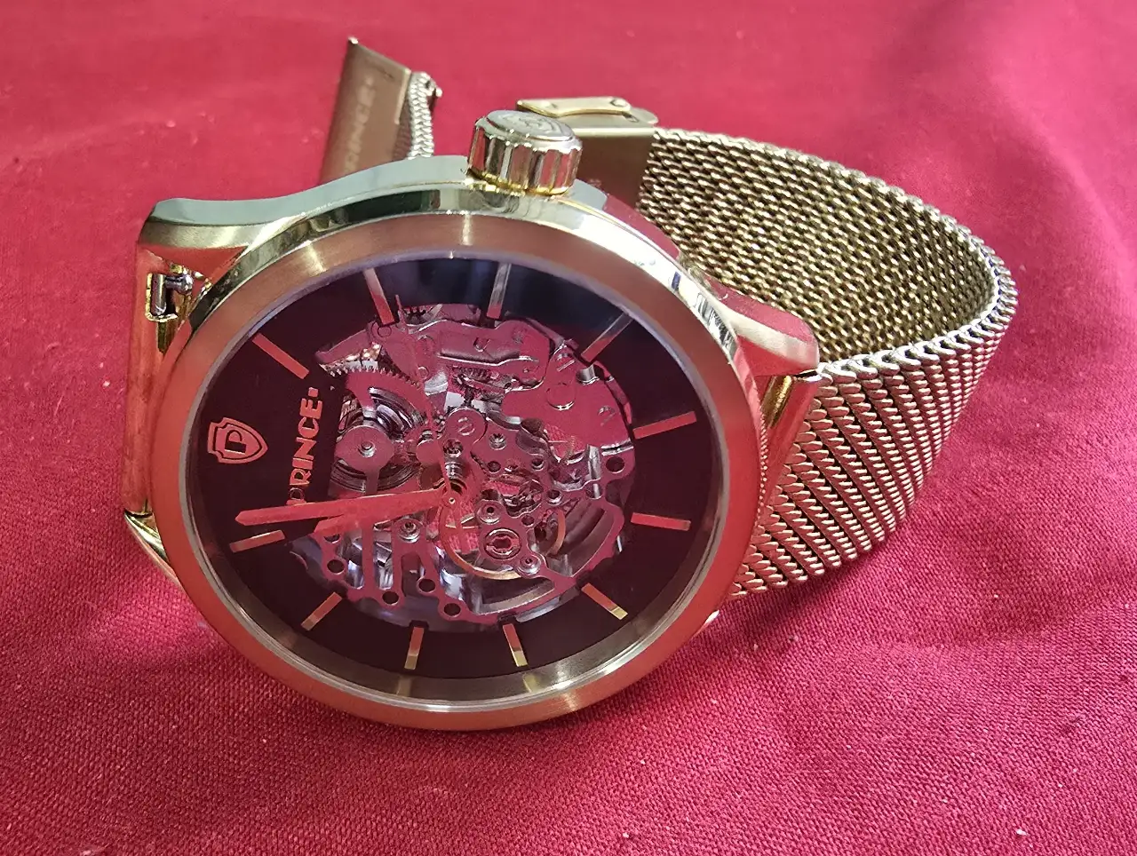 שעון יד לגבר עם מנגנון אוטומתי עם תנועת היד .ניתן לראות את גלגלי השינים של השעוןגוף השעון והרצועות בגוון זהב