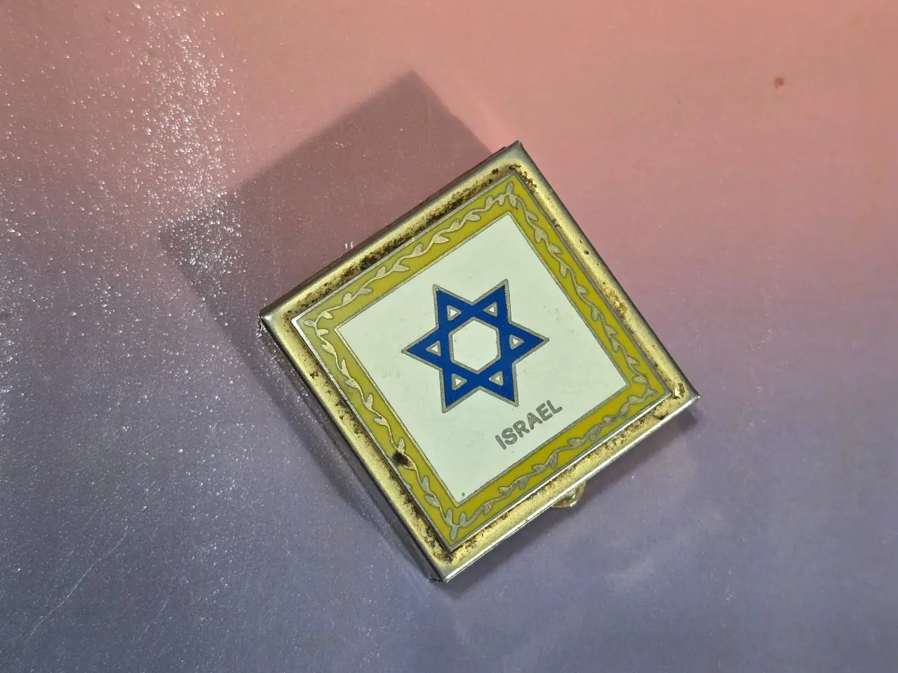 קופסת מתכת לכדורים עם פלאק אמייל ואינלי נחושת דוגמת מגן דוד וכיתוב ישראל. מידות 4X4 ס"מ.