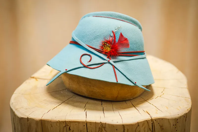 כובע לבד טורקיז – ייחודיות, אלגנטיות ועבודת יד מוקפדת