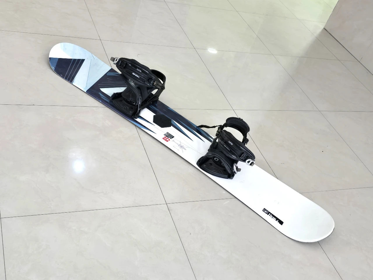 גלשן שלג(snowboard) הכולל בנדאז'ם(תופסני נעלים) זהו ציודספורט המיועד לגלישה במורדות הרים מושלגים דגםMT 59W TURL 159 XWN