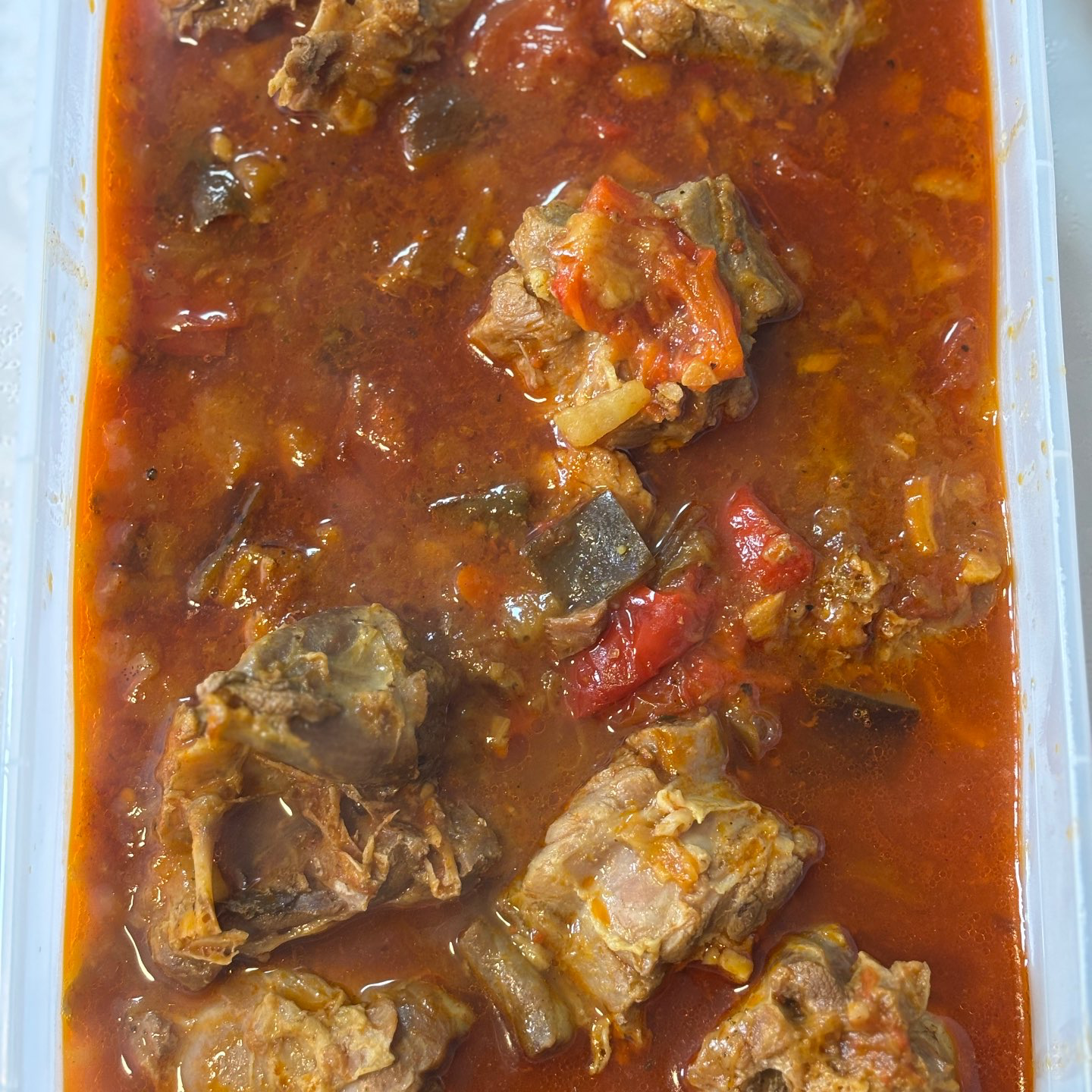 תבשיל גרונות הודו עם חצילים – מנה עשירה בטעמים עם חריפות