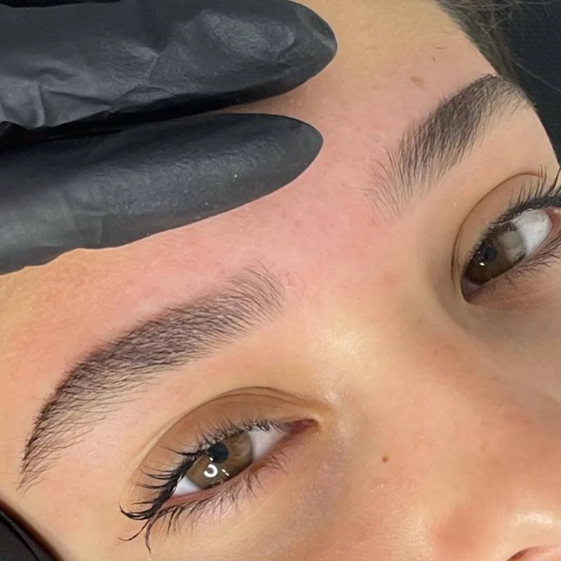 עיצוב גבות טבעיות