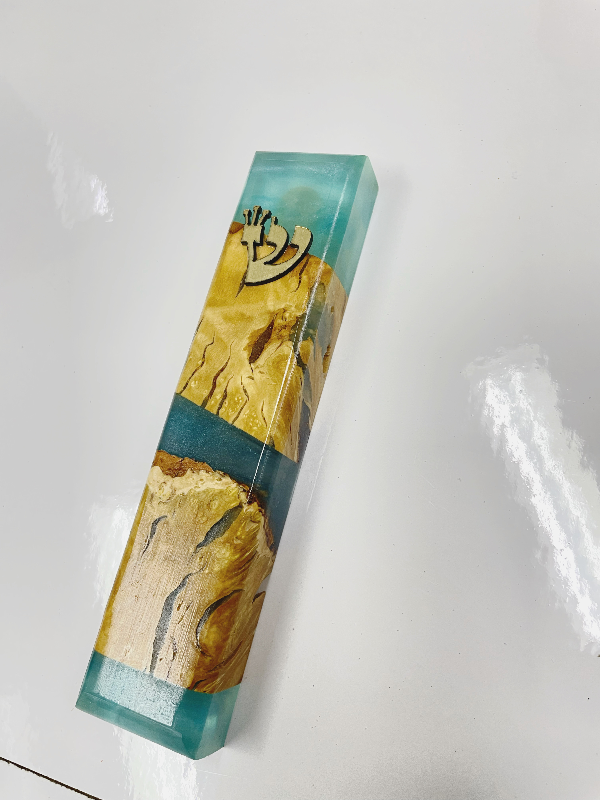 בית מזוזה שורש זית ואפוקסי בגוון תכלת 