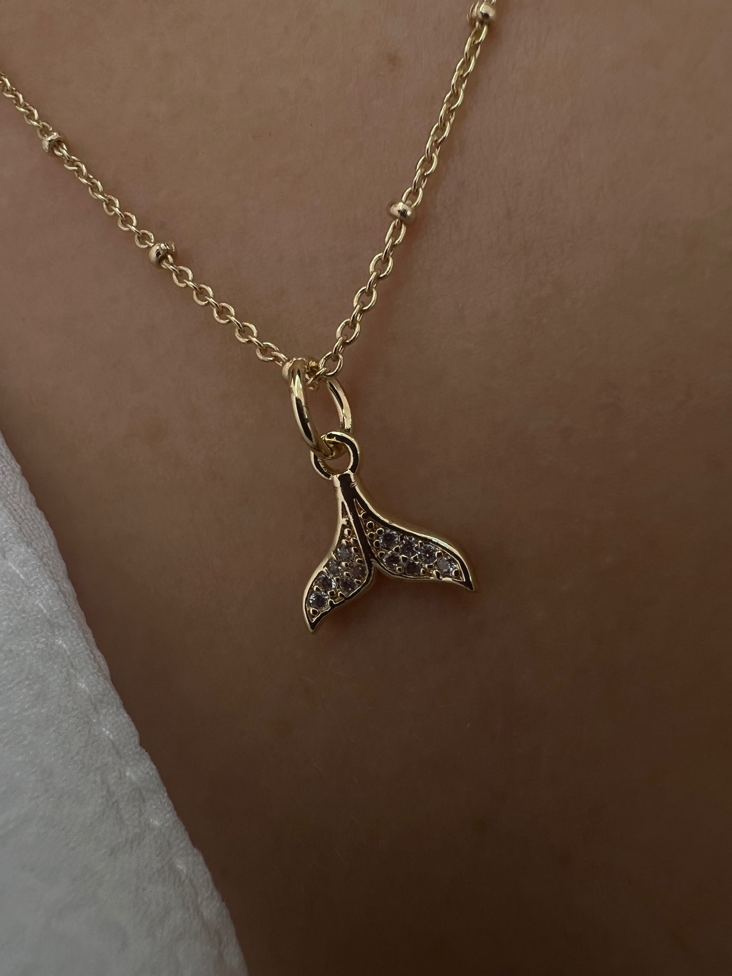 שרשרת ציפוי זהב בשילוב תליון סנפיר משובץ