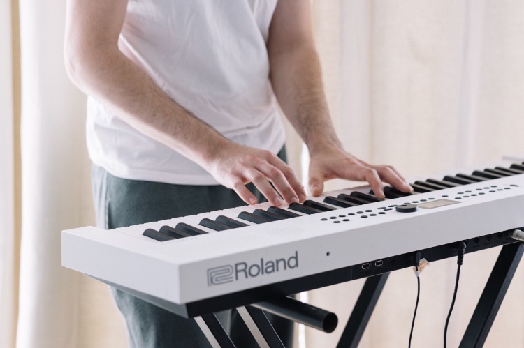 שיעור נגינה בעץ אפרים – לימוד מוזיקה בהתאמה אישית | גיל אלבז