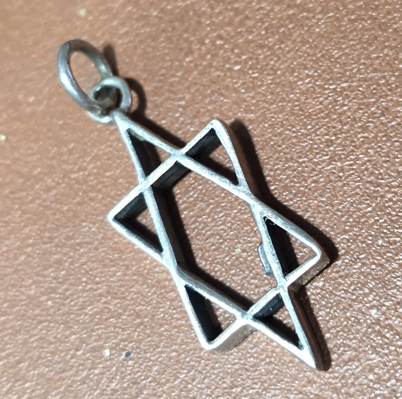 תליון מגן דוד עשוי כסף 925. חתום. 3.5ס"מ. משקל: 2.89גרם.