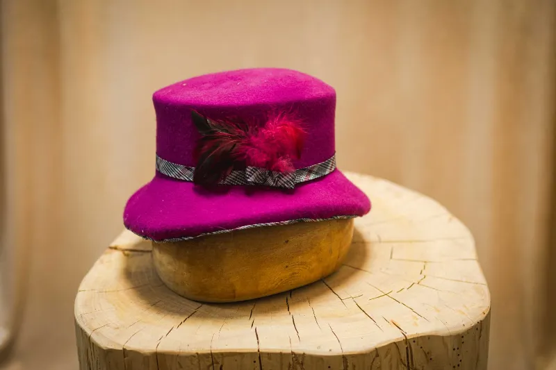 כובע לבד פוקסיה – אביזר יוקרתי שמשדר סטייל ייחודי