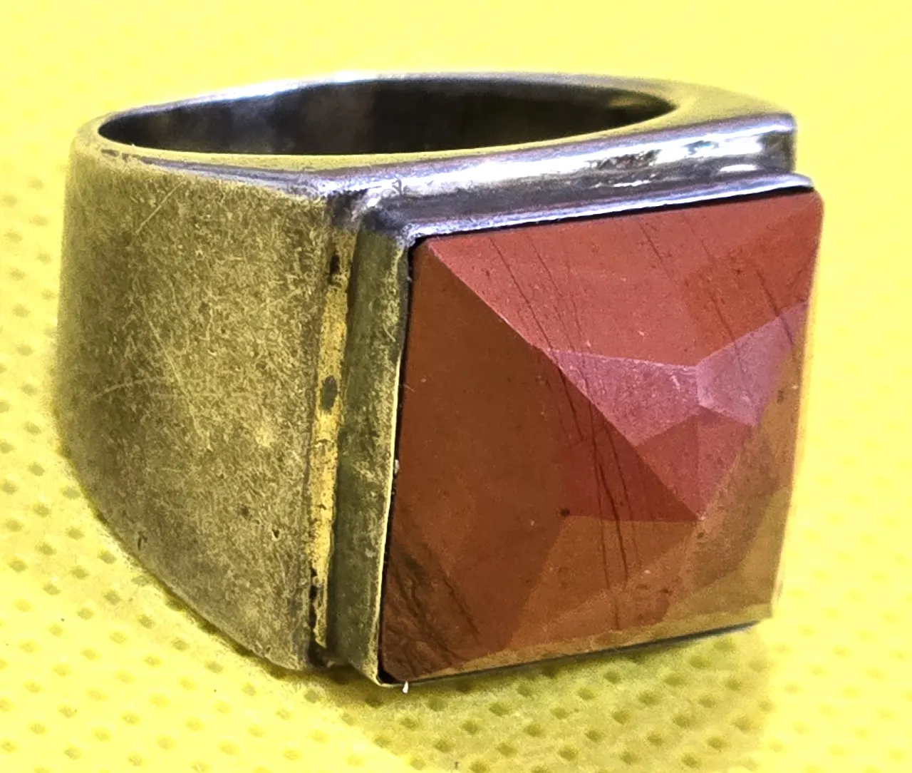 טבעת מעוצבת מכסף 925 חתום GRAS אומן אבי סופר .משקל: 12.5 גרם . מידה :16 ישראלי. רוחב : 1.5 ס"מ