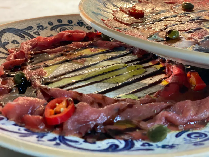 קרפצ׳יו סינטה ופילה בקר – טעם יוקרתי בעיצוב מוקפד