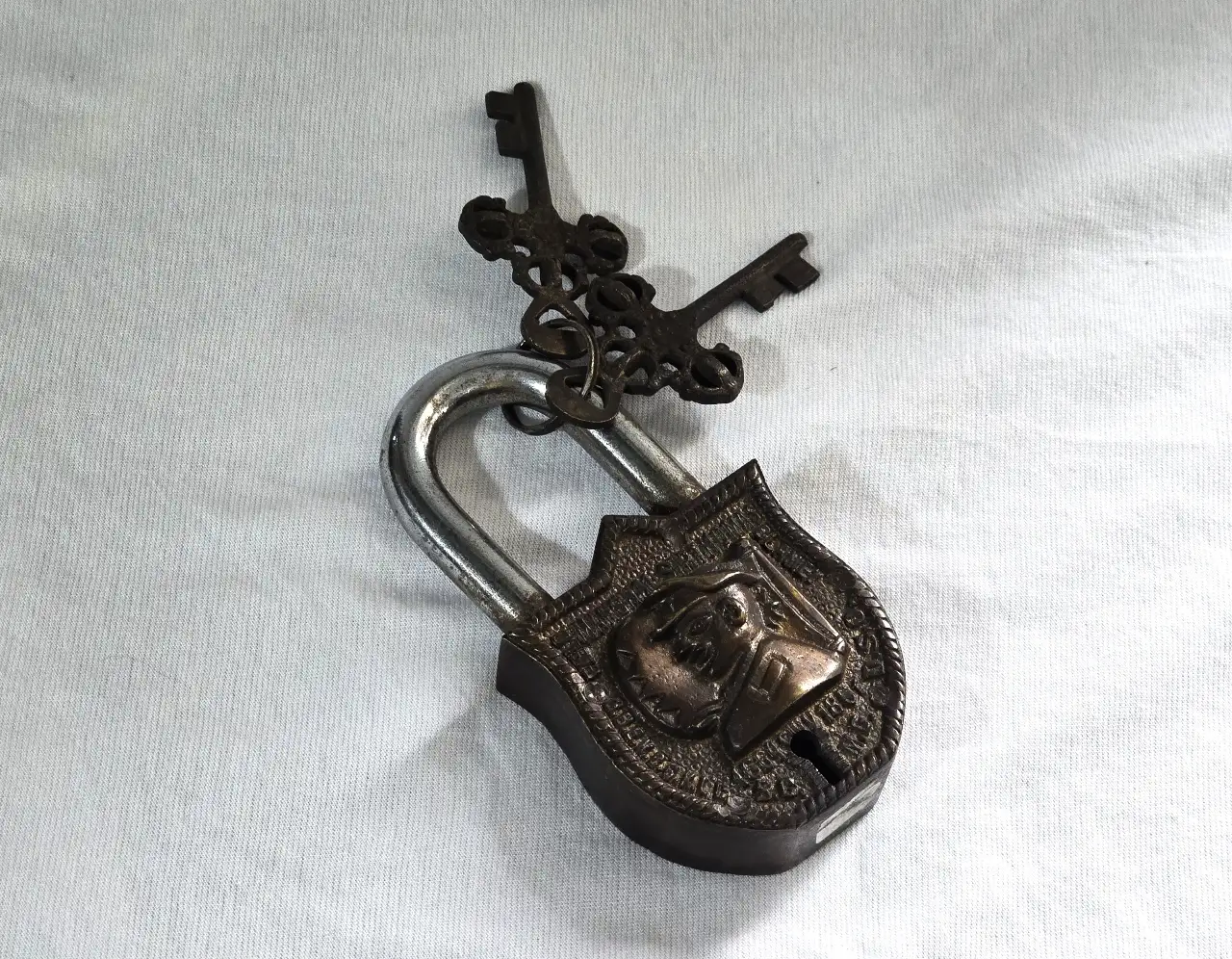 מנעול ברונזה ומתכת, כולל 2 מפתחות, המנעול מעוטר בדמותו של "MARSHAL SIR THOMAS" אורך 12 ס"מ