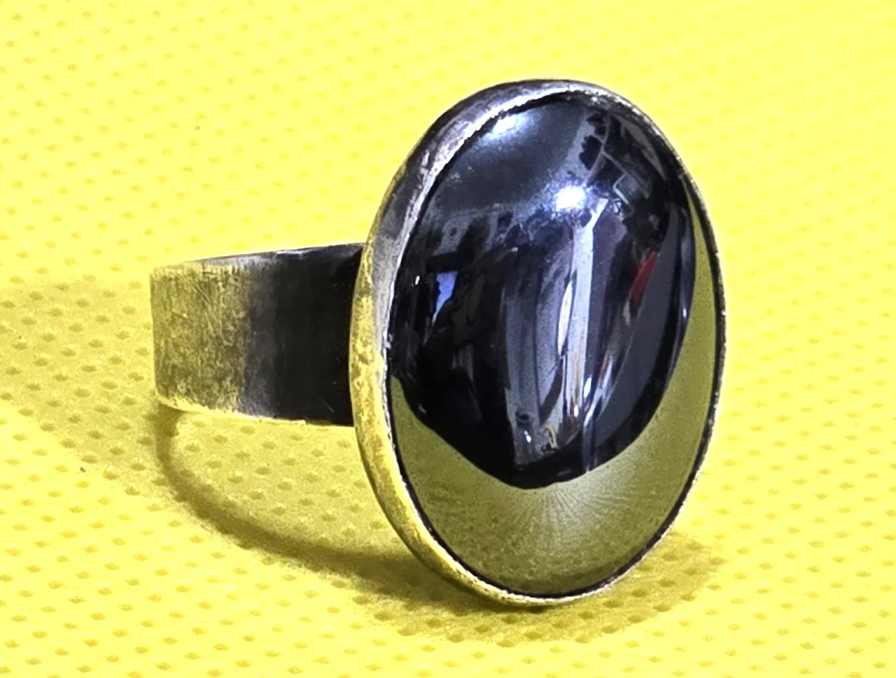 טבעת מעצבים כסף סטרלינג 925 חתום ישראל שנות ה50 המאה ה20 ראש הטבעת עשוי בעבודת יד משובץ במרכזו בתוך במה באבן אוניקס בליטוש קבושון מידה 8 (גודל ניתן לשינוי ) משקל 5.8 גרם