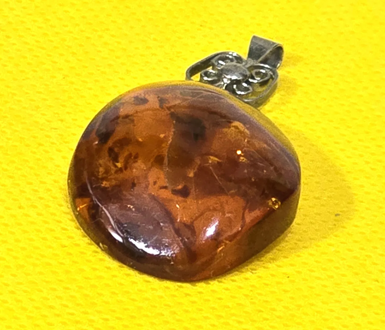 תליון ישן עשוי כסף משולב אבן ענבר, כסף נבדק (מעל 900). אורך - 4.7 ס"מ. משקל כולל - 5.1 גרם.