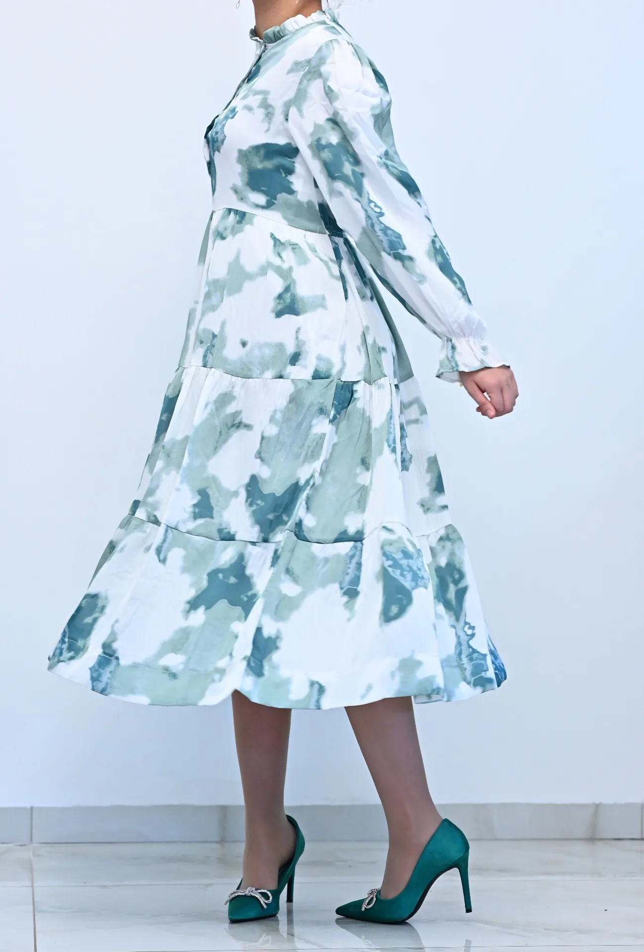 שמלת דריה צנועה-ירוק לבן