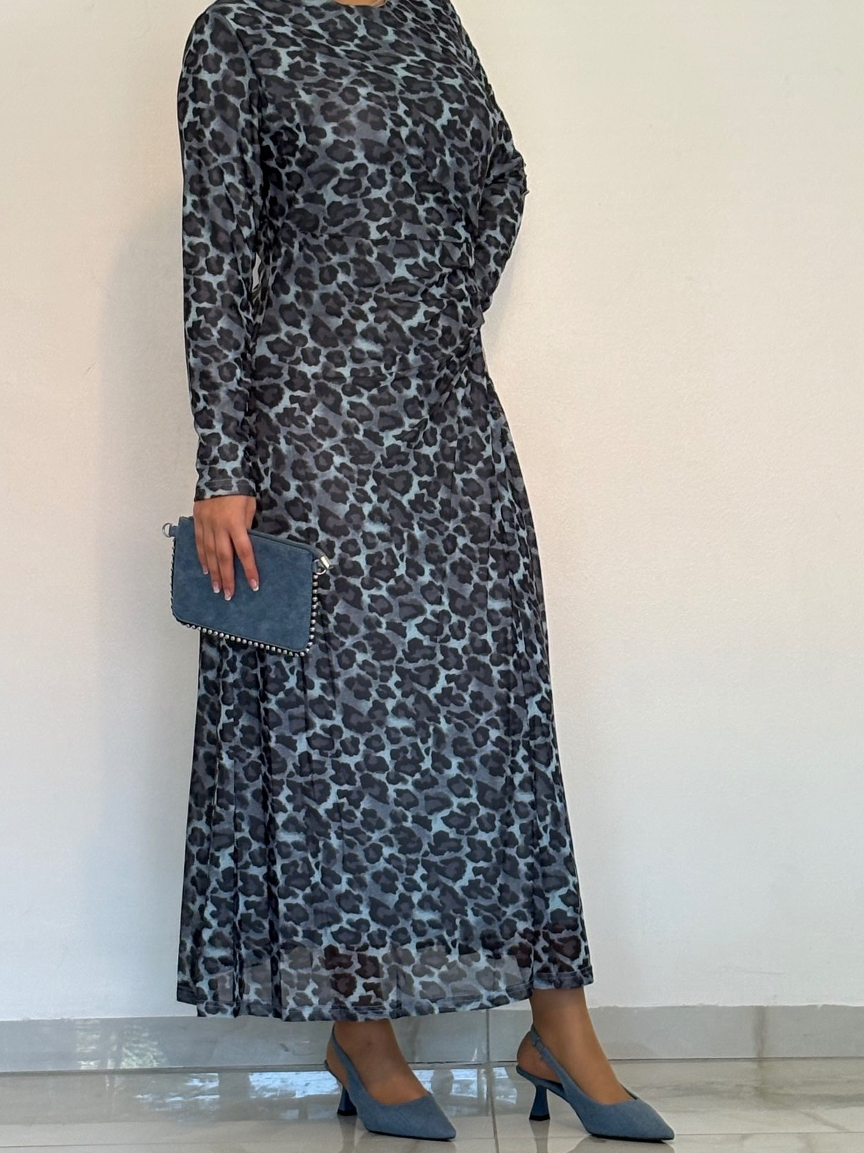 שמלה מנומרת תכלת