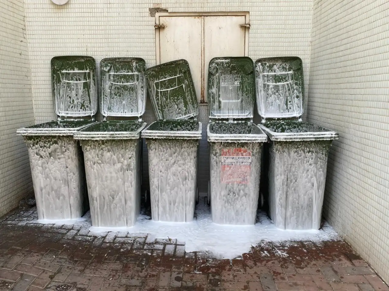 שטיפת פחי אשפה