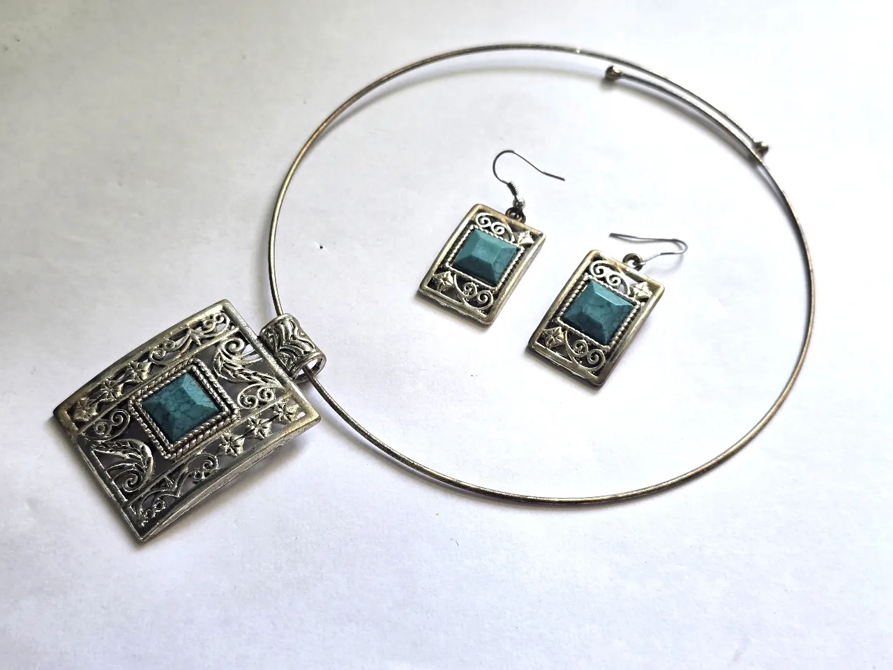 סט של שרשרת קולר (Choker) עם תליון מרובע תורכיז וזוג עגילים תואמים