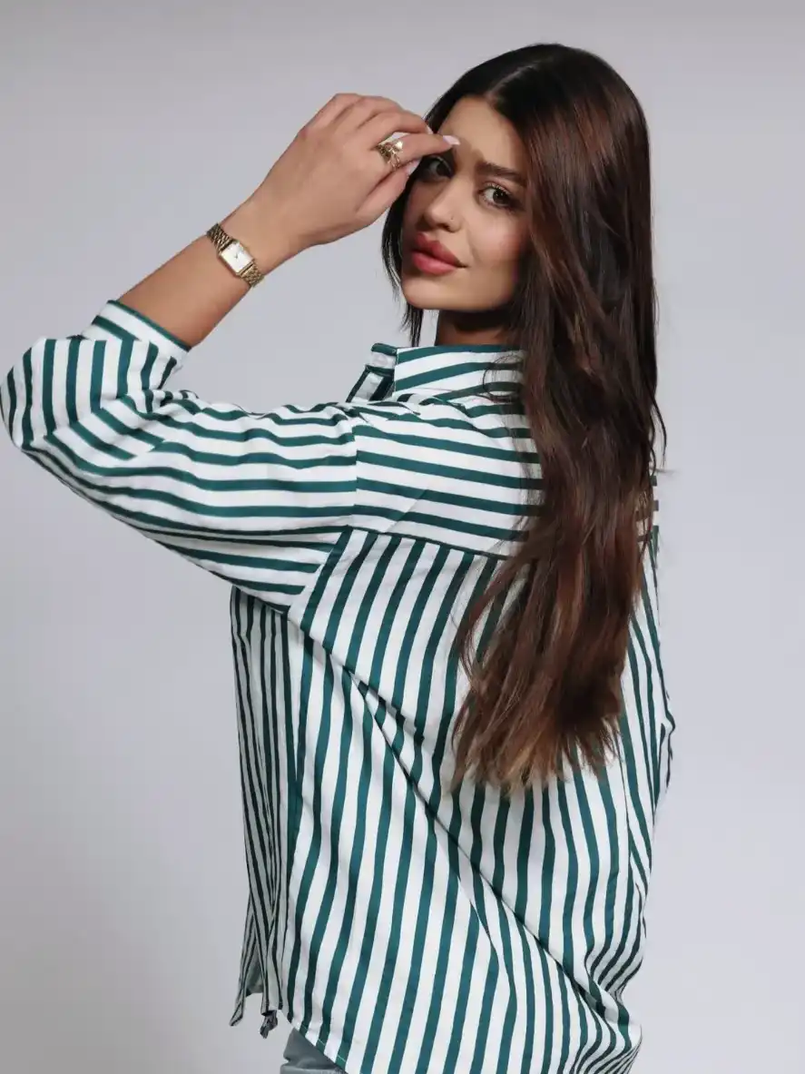 מכופתרת פסים