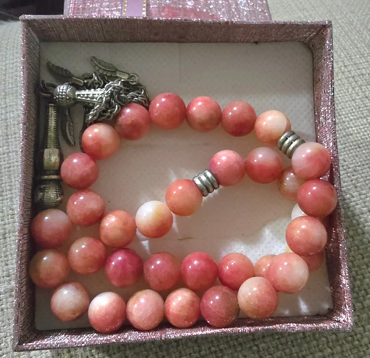 מחרוזת תפילה9 מחרוזת תפילה איסלמית מסבחה בעלת 33 חרוזים כולל אימאם בצבעים ורוד עשויה מאבני מחרוזת תפילה איסלמית מסבחה בעלת 33 חרוזים כולל אימאם בצבעים ורוד עשויה מאבני רודוכרוזיט ורדרד טבעיות ומשולבת באלמנטים של מתכת כולל גדיל מתכת מעוטר בקצה ורדרד טבעיות ומשולבת באלמנטים של מתכת כולל גדיל מתכת מעוטר בקצה מסבחה בעלת 33 חרוזים כולל אימאם בצבעים ורוד עשויה מאבני רודוכרוזיט ורדרד טבעיות ומשולבת באלמנטים של מתכת כולל גדיל מתכת מעוטר בקצה