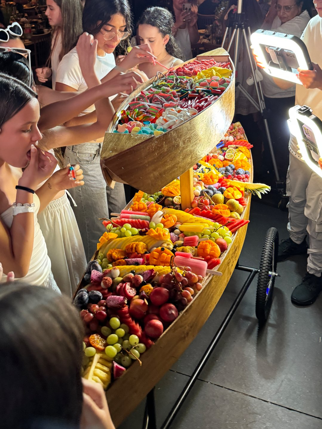 סירת פירות 2 מטרים עם קומת ממתקי גומי באורך 1.5 מטר