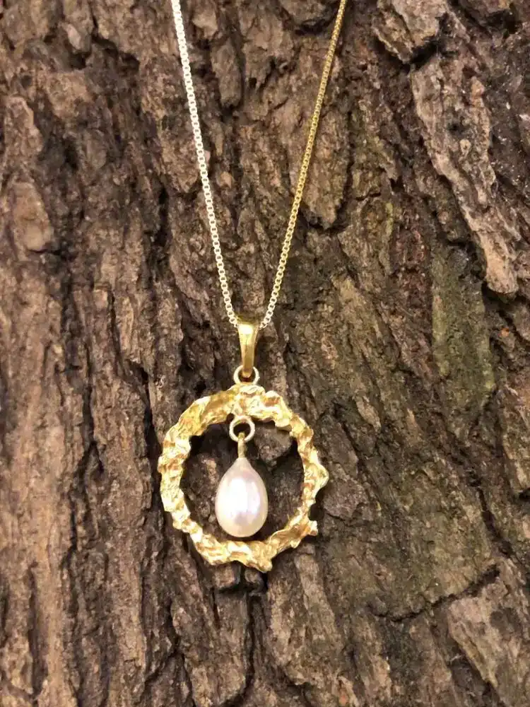 Gold plated pendant with a natural pearl and it’s necklace