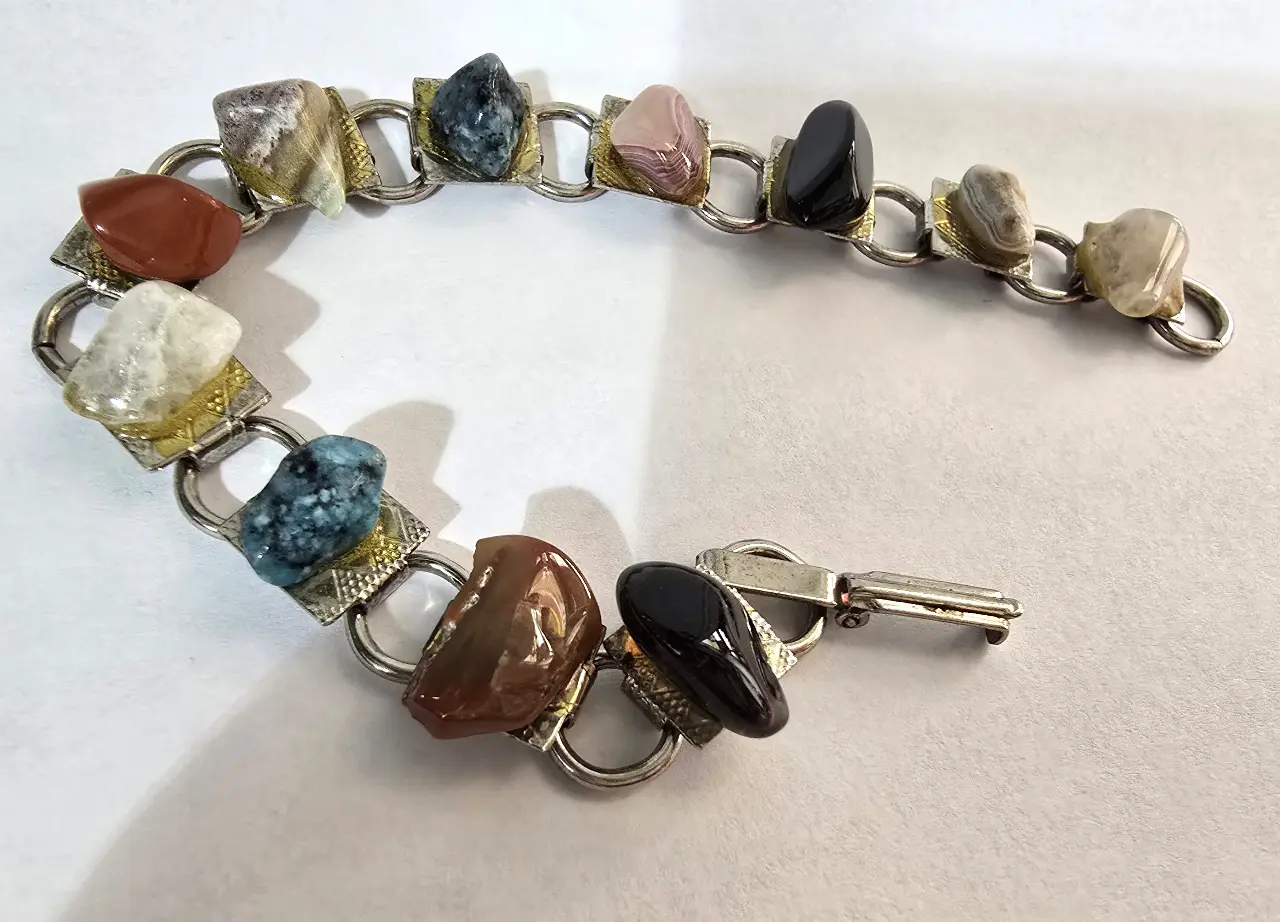 צמיד וינטג' בעבודת יד עם 100% אבנים טבעיות צבעוניות שונות – שנות ה-70 ארה״ב