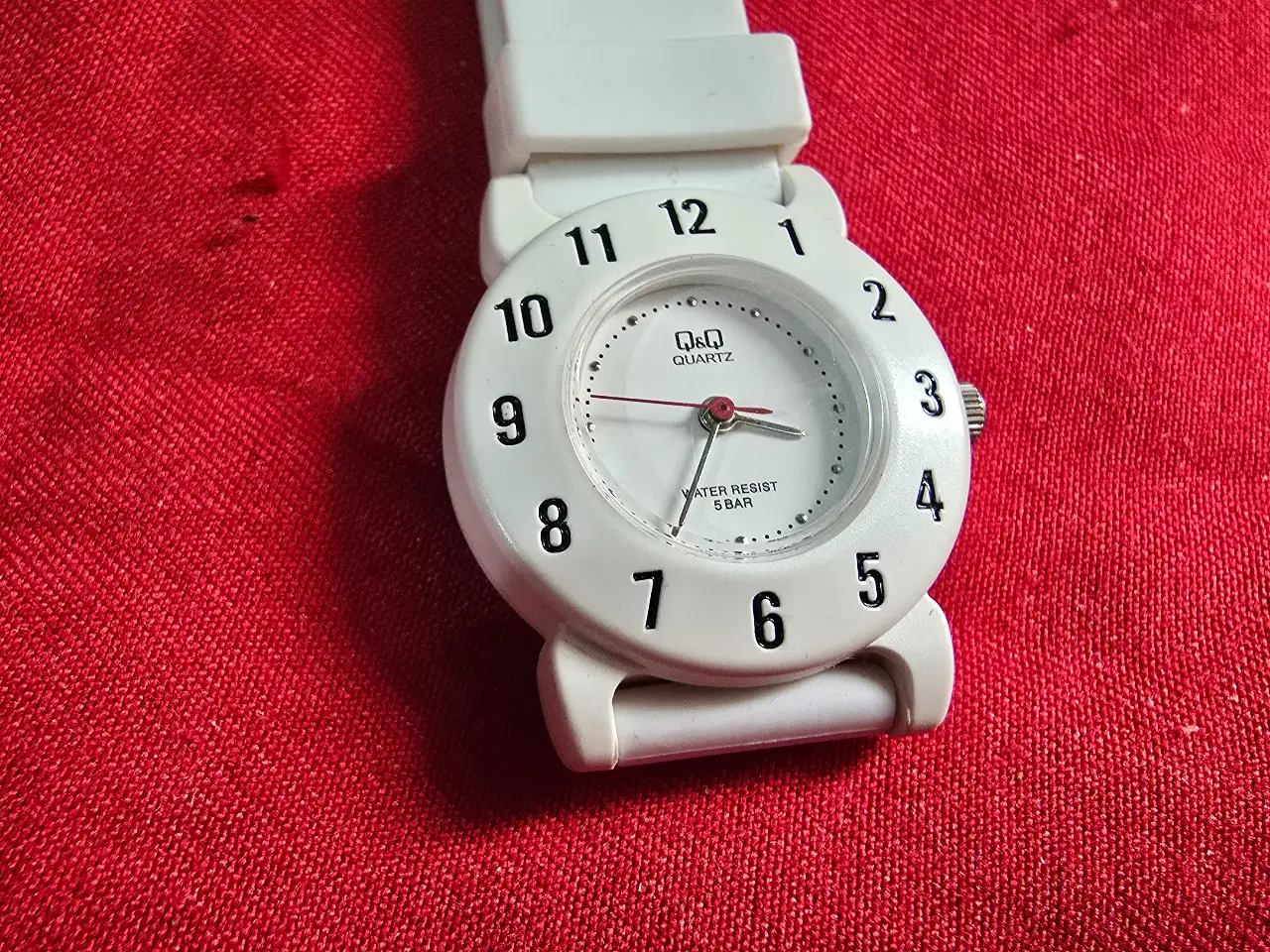 שעון ילדים Q&Q  WATER RESISTANT צריך סוללה השעון נמכר ללא אחריות  AS IS  כל השעונים  מקוריים מחנות ולא היו בשימוש רוב השעונים עם כיסוי פלסטיק מגן