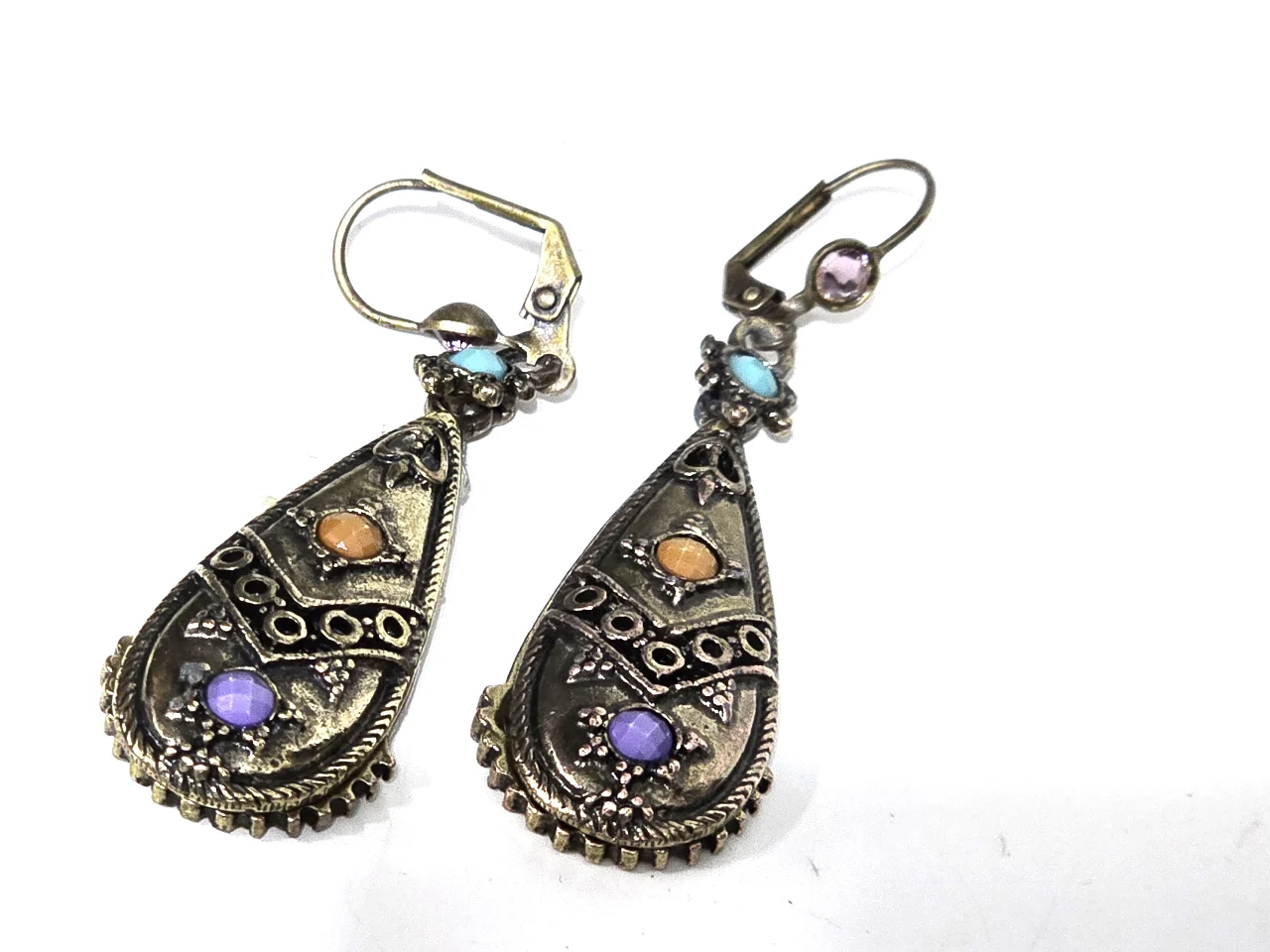 עגילים תלויים הודים בסגנון בוהו --שיק  עשויים מברונזה משובצים אבני חן תורכיז וקוריליאן צד אחד של העגיל משבץ באבני חן והצד השני מציג דמות אלה הינדית פריט אספנות