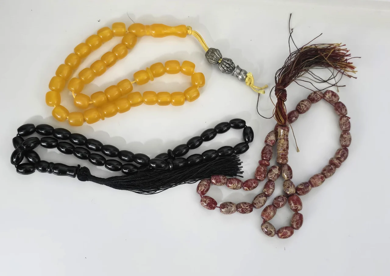 לוט - שלוש מאסבחות בצבעים מגוונים. מחומרים שונים. כל השלוש עם 33 חרוזים, עם אימאם בולט, עם קישוטים ומפרידים.