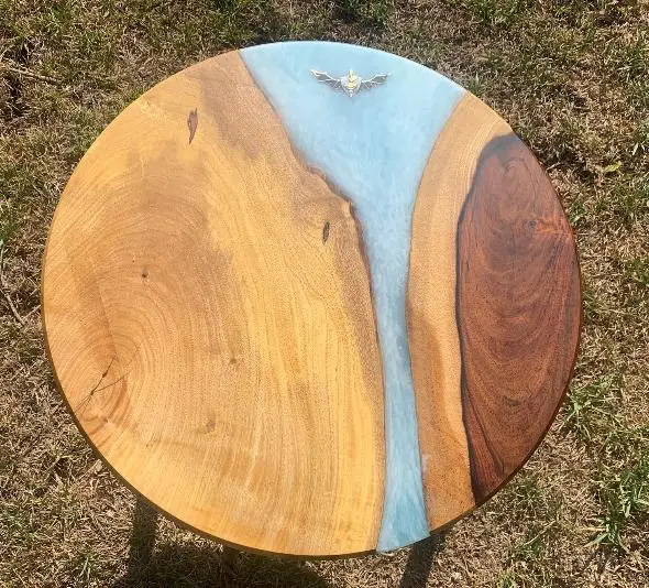 שולחן יוקרתי המורכב מעץ בשילוב אפוקסי - צבעים וסמלי היחידה בהתאמה אישית