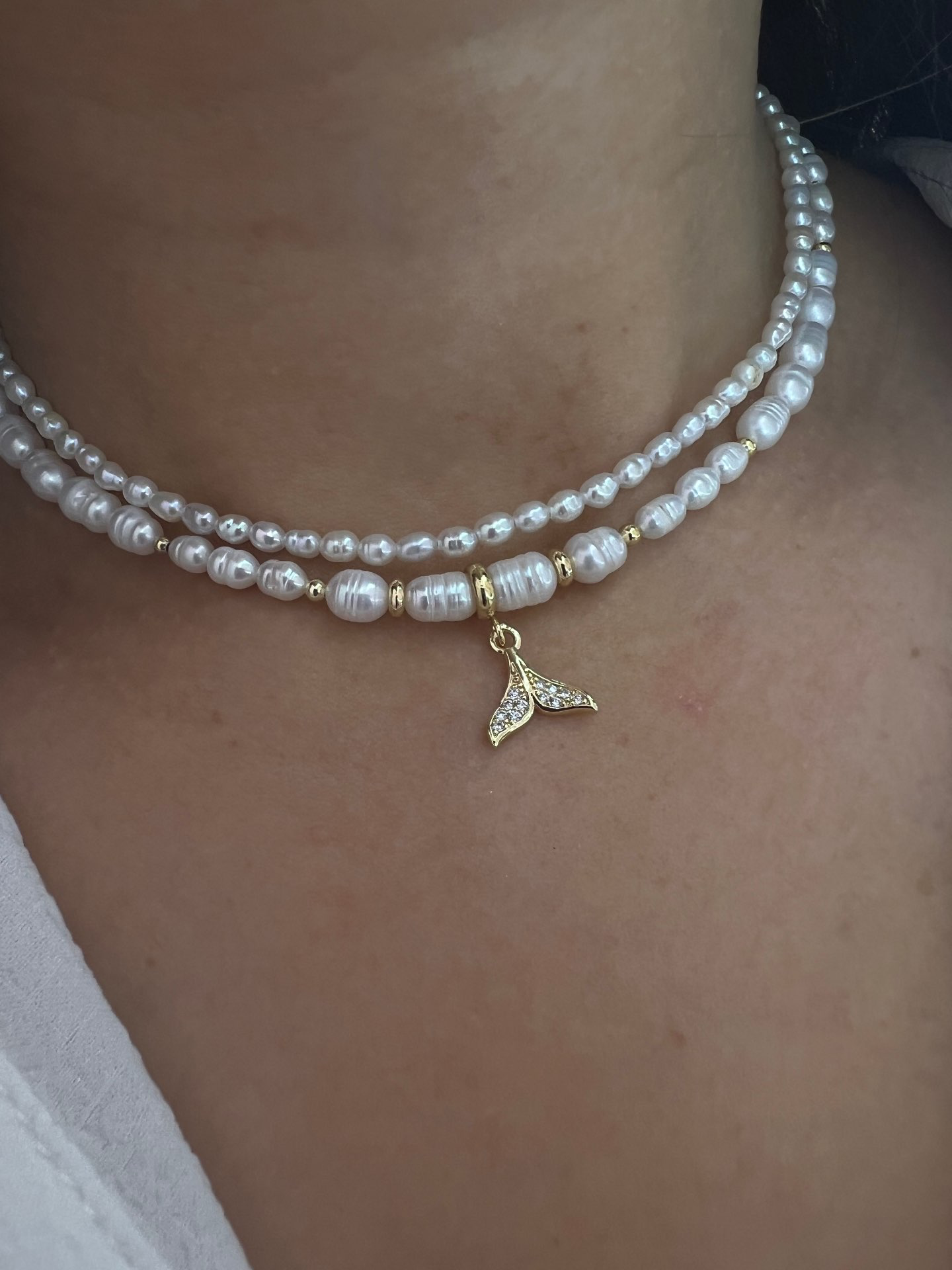 שרשרת פנינים בשילוב תליון סנפיר